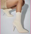 Stivaletto beige aderente 